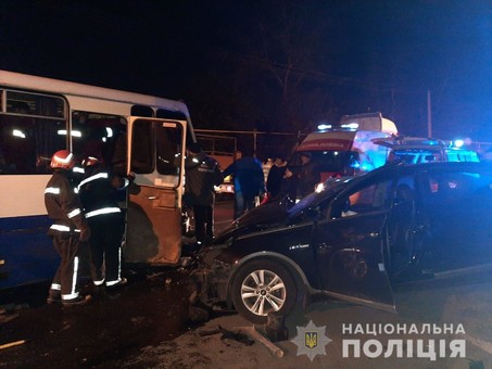 Между Одессой и Черноморском столкнулись легковушка и пассажирский автобус