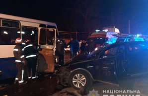 Между Одессой и Черноморском столкнулись легковушка и пассажирский автобус