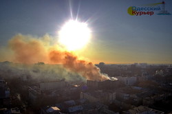 Страшный пожар в Одессе: столб дыма поднялся на сотни метров в высоту (ФОТО)