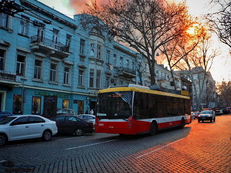 В Одессе продолжаются ограничения в работе транспорта из-за пожара