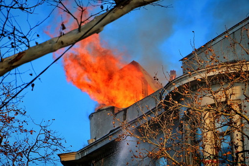 Президент Украины призвал не искать крайних в пожаре в одесском колледже