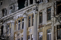 Сгоревшее здание в Одессе продолжает оставаться в угрожающем состоянии (ФОТО)