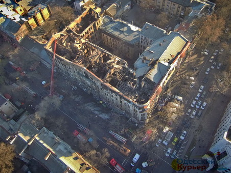 У сгоревшего здания в Одессе устанавливают 60-тонный кран