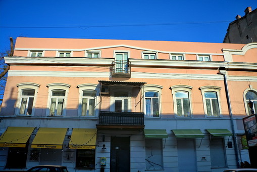 В центре Одессы надстроили дополнительный этаж на памятнике архитектуры середины XIX века (ФОТО)
