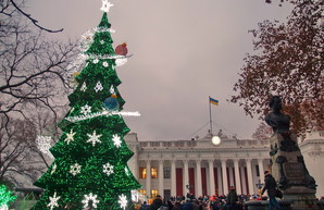 Завтра на Думской украсят гирляндами главную новогоднюю ёлку Одессы