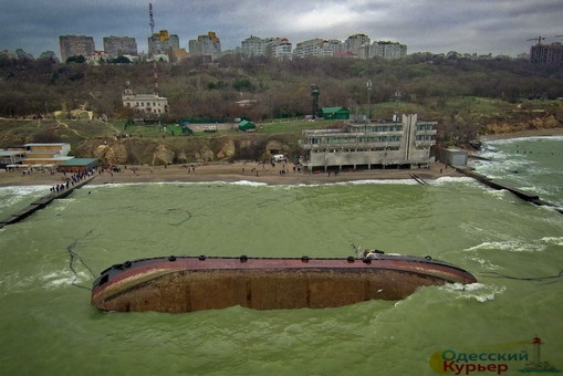 В Одессе еще раз проверяют морскую воду у места кораблекрушения танкера