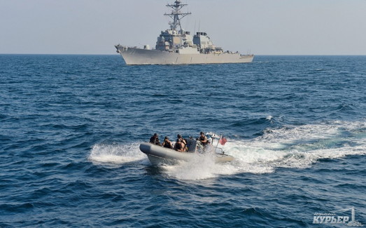 На пути в Одессу американский эсминец подвергся условной "атаке" российских самолетов