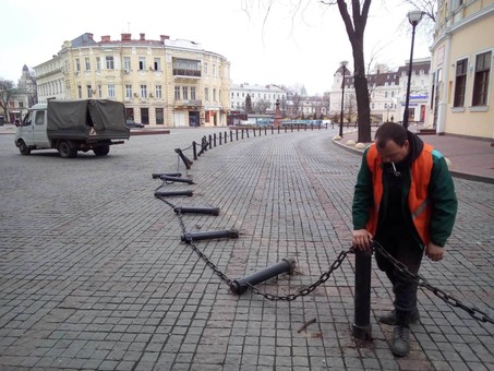 В Одессе на Греческой площади орудовали вандалы (ФОТО)