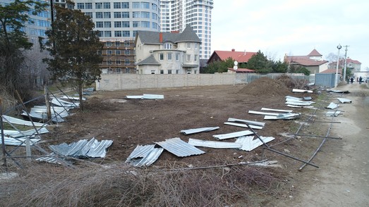 В Одессе снова снесли строительный забор в парке Юность (ФОТО)