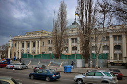 В Одессе сносят незаконный торговый павильон на Привокзальной площади (ФОТО)