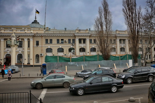 В Одессе сносят незаконный торговый павильон на Привокзальной площади (ФОТО)