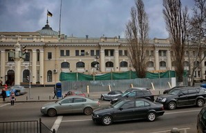 В Одессе сносят незаконный торговый павильон на Привокзальной площади (ФОТО)