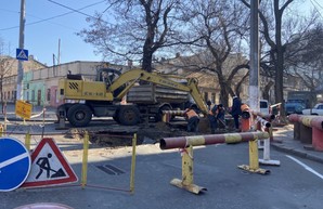 Из-за ремонта теплосети на улице Гимназической, в центре Одессы образовались автомобильные заторы