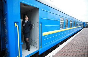 Министр инфраструктуры проинспектировал ремонт вагона поезда Одесса – Рахов