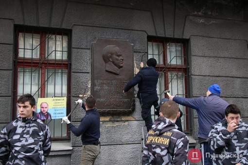 В Одессе демонтировали последний барельеф советскому маршалу Жукову