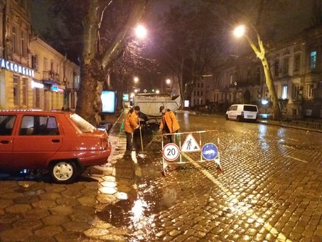 В Одессе вместо снега идет дождь, а коммунальщики откачивают воду (ФОТО)