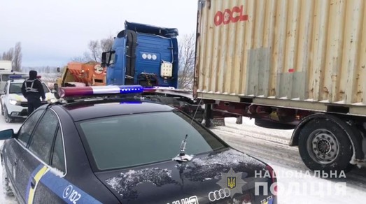 В Одесской области из снежных заносов вытащили около 70 застрявших машин (ФОТО, ВИДЕО)