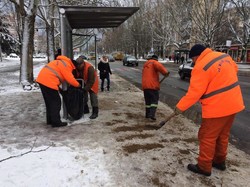 В Одессе борются с гололедом (ФОТО)