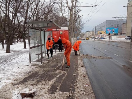 В Одессе борются с гололедом (ФОТО)