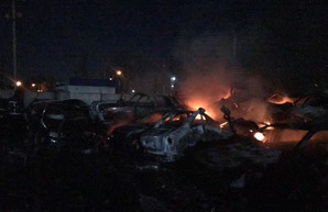 Пожар в Одессе уничтожил 20 автомобилей
