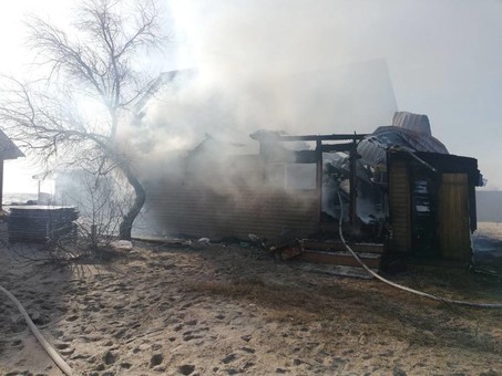 Пожары: в Затоке горела база отдыха, а в Одессе перевернулась пожарная машина