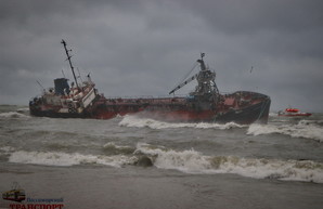 Капитана затонувшего на одесском пляже танкера подозревают в создании аварийной ситуации