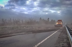 Курьез: ураган засыпал трассу Одесса - Киев землей (ФОТО)