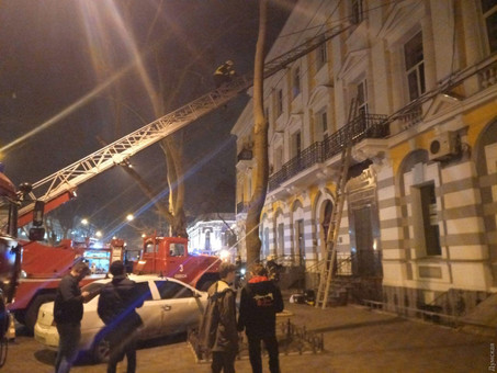 Очередной пожар в Одессе: пострадал спасатель, а в памятнике архитектуры рухнула лестница