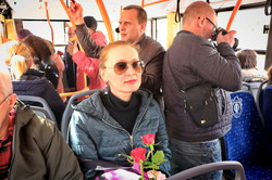 Одесситок поздравляли с 8 марта в троллейбусе (ФОТО, ВИДЕО)
