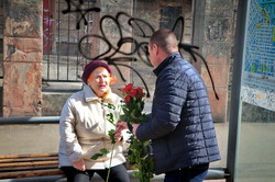 Одесситок поздравляли с 8 марта в троллейбусе (ФОТО, ВИДЕО)