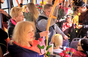 Одесситок поздравляли с 8 марта в троллейбусе (ФОТО, ВИДЕО)