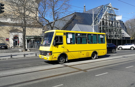 Одесский общественный транспорт ходит, но значительная часть автобусов не вышли на маршруты