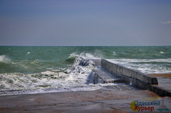 Шторм на море бушует у берегов Одессы (ФОТО, ВИДЕО)