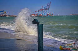 Шторм на море бушует у берегов Одессы (ФОТО, ВИДЕО)