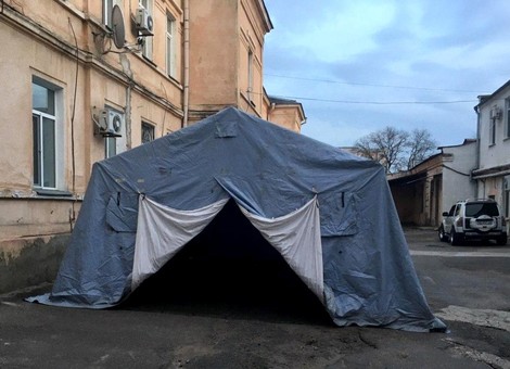 Спасатели установили в клиниках Одесской области 7 постов с палатками для приема больных коронавирусом