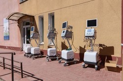 В одесскую инфекционную больницу привезли восемь новых аппаратов ИВЛ (ФОТО)