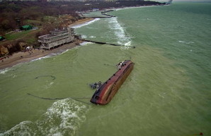 Владелец танкера, затонувшего на одесском пляже, обещает убрать судно за собственный счёт
