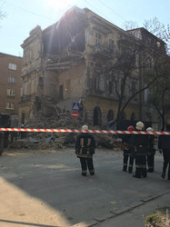 Момент обрушения дома в центре Одессы оказался запечатлен на видео