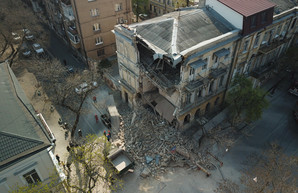 Момент обрушения дома в центре Одессы оказался запечатлен на видео