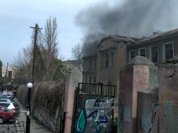 В Одессе горело заброшенное здание на Таможенной площади (ФОТО)