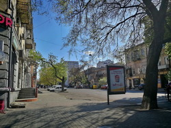 Одесса на карантине: закрытые рынки, дети на площадках и цветущий весенний город (ФОТО)