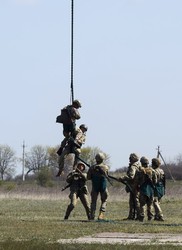 Курсанты Одесской военной академии отрабатывали эвакуацию раненых вертолётом