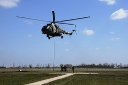 Курсанты Одесской военной академии отрабатывали эвакуацию раненых вертолётом