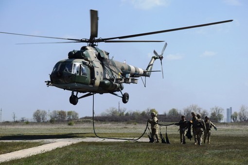 Курсанты Одесской военной академии отрабатывали эвакуацию раненых вертолётом