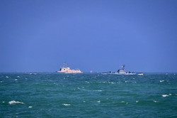 Одесса и море: шторм, учения военного флота, затонувший танкер и пляжи (ФОТОРЕПОРТАЖ)