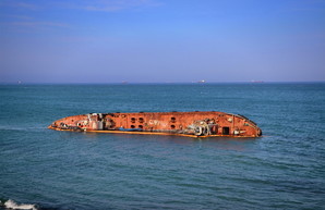 Затонувший  танкер на одесском пляже останется надолго (ФОТО)
