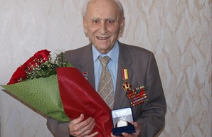 Старейшему врачу Одессы исполнилось 102 года - и он продолжает помогать людям