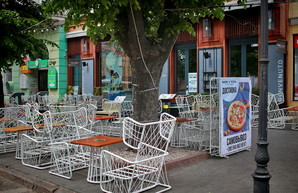 В Одессе на Дерибасовской некоторые кафе устанавливают летние площадки (ФОТО)