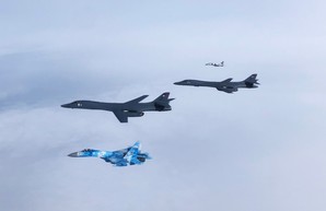 Истребители с аэродрома в Одессе сопровождали американские стратегические бомбардировщики (ФОТО)