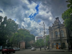 Прогулка по Одессе под угрожающим небом в последний день весны (ФОТО)